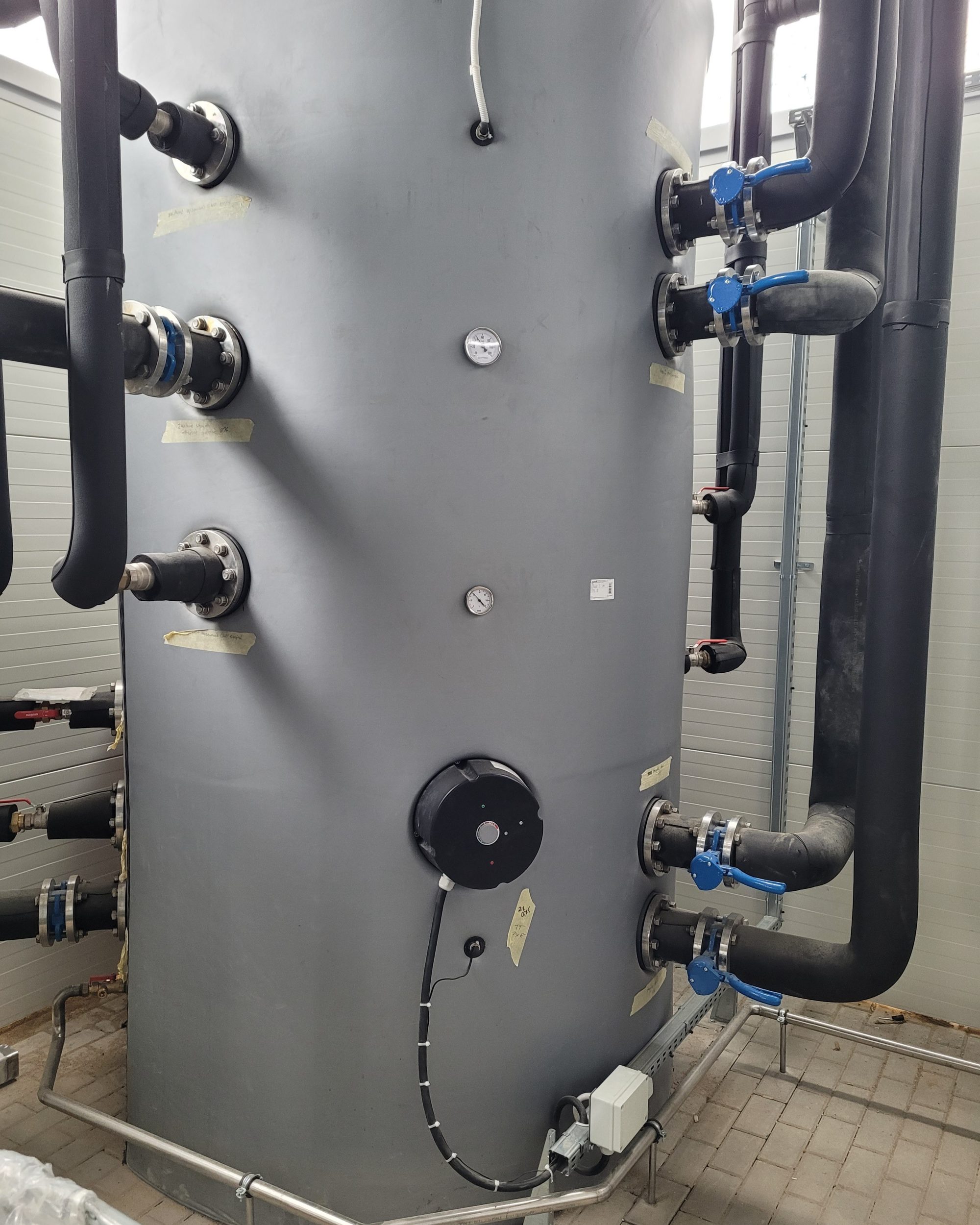 zbiornik w instalacji hydraulicznej, rurociągi przemysłowe, zawory, ciśnienie, ogrzewanie centralne, instalacje sanitarne, heating tank, industrial piping, pressure gauge, valves